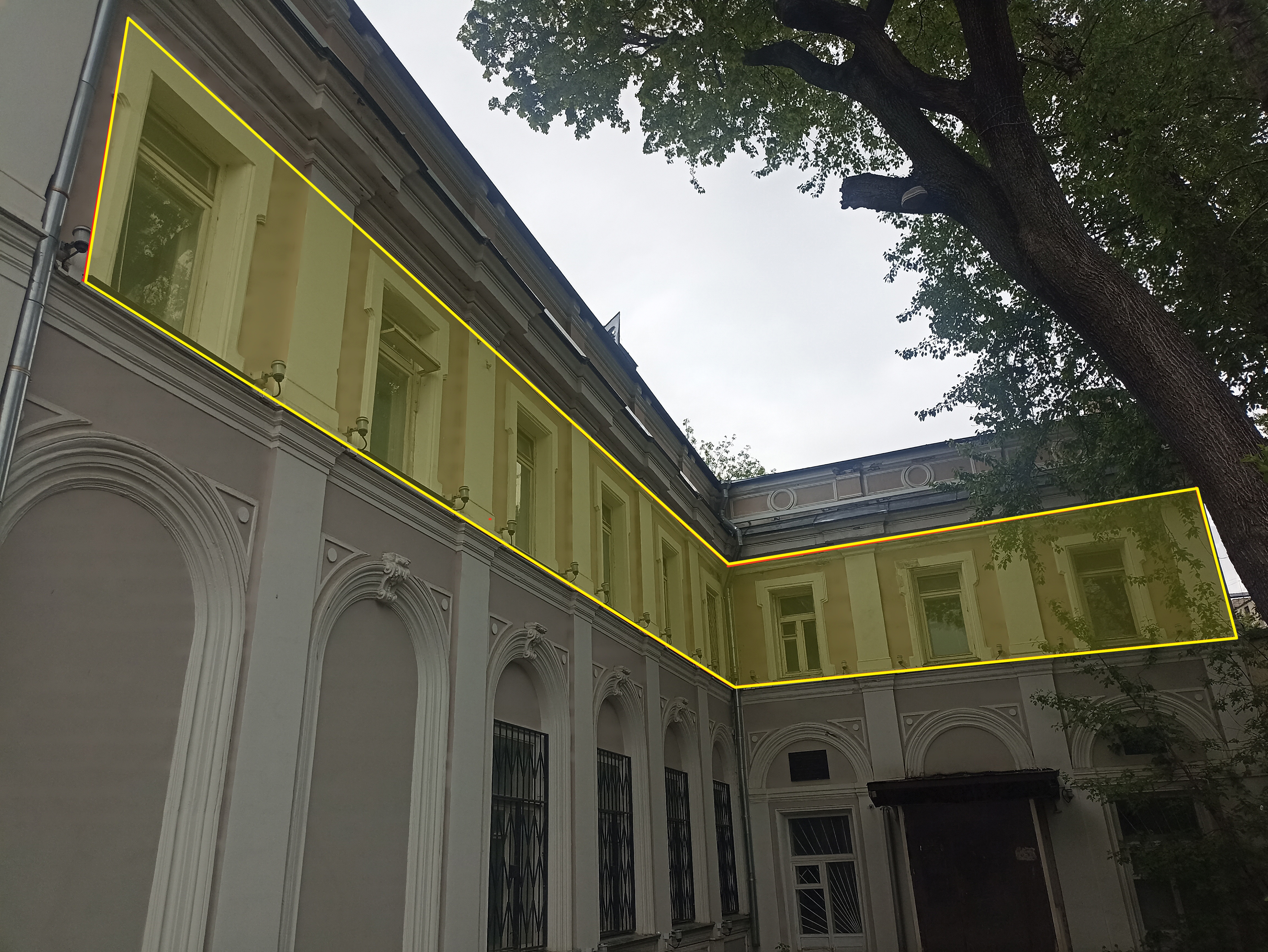 ГП16963439.Нежилое помещение.Фасад здания с выделенными окнами реализуемого объекта.jpg