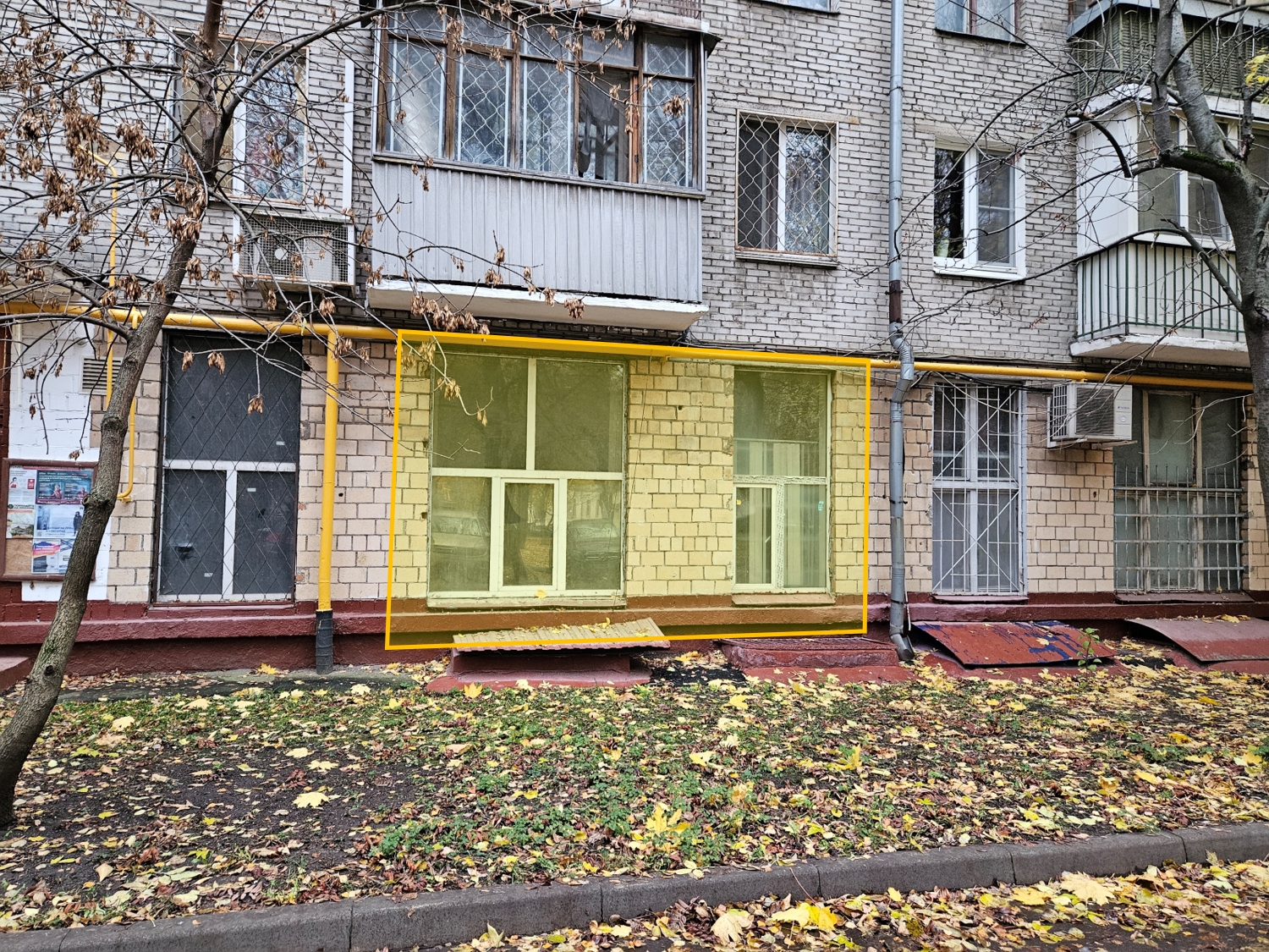 ГП16961421.Нежилое помещение.Фасад здания с выделенными окнами реализуемого объекта_4.png