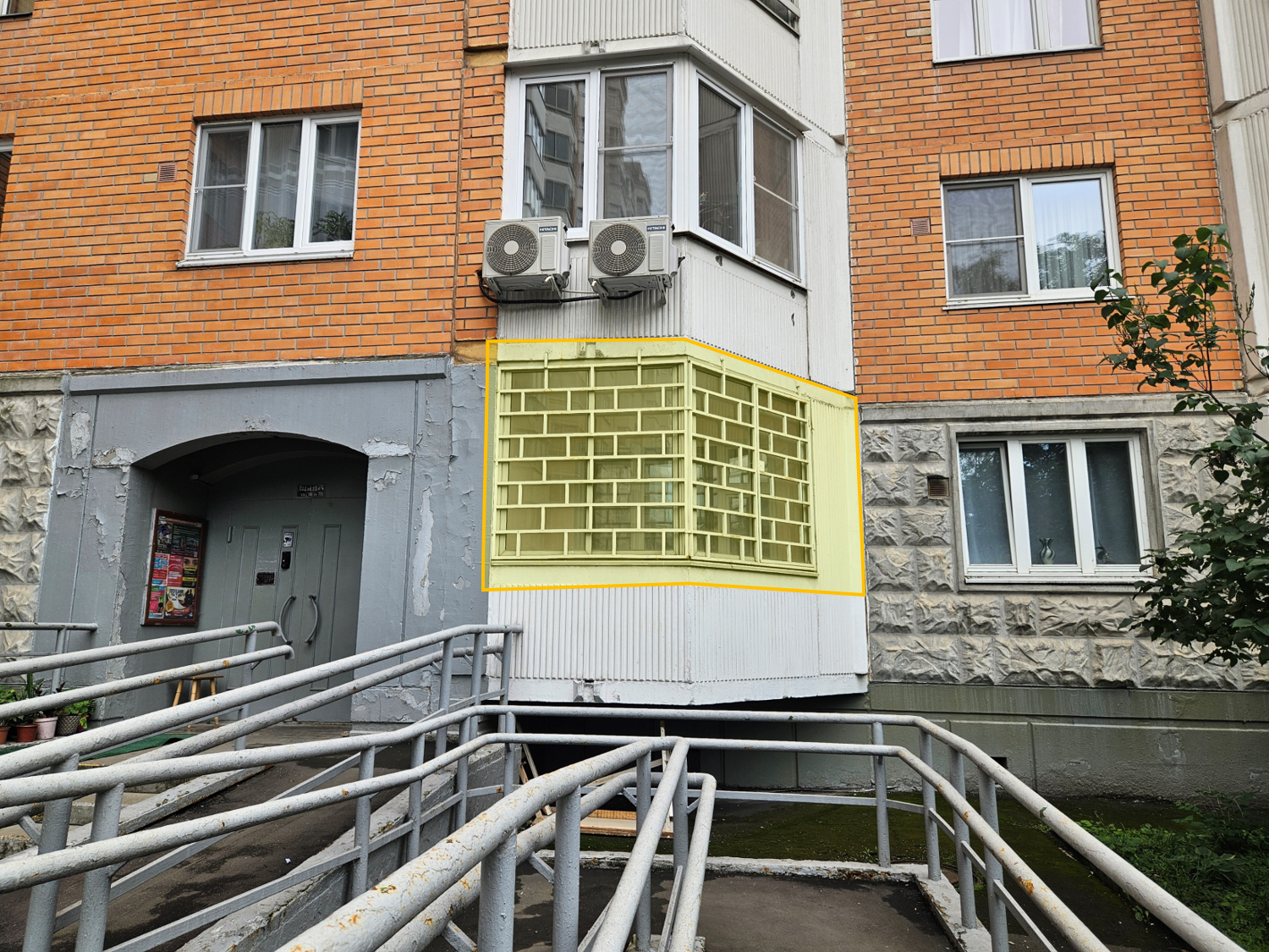 ГП16964079.Квартира.Фасад здания с выделенными окнами реализуемого объекта.png