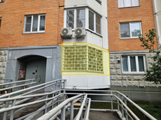 ГП16964079.Квартира.Фасад здания с выделенными окнами реализуемого объекта.png