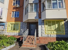 ГП16966634.Нежилое помещение.Фасад здания с выделенными окнами реализуемого объекта_2.jpg