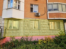ГП16966634.Нежилое помещение.Фасад здания с выделенными окнами реализуемого объекта.jpg