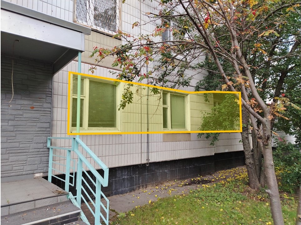 ГП16822402.Нежилое помещение.Фасад здания с выделенными окнами реализуемого объекта.jpg