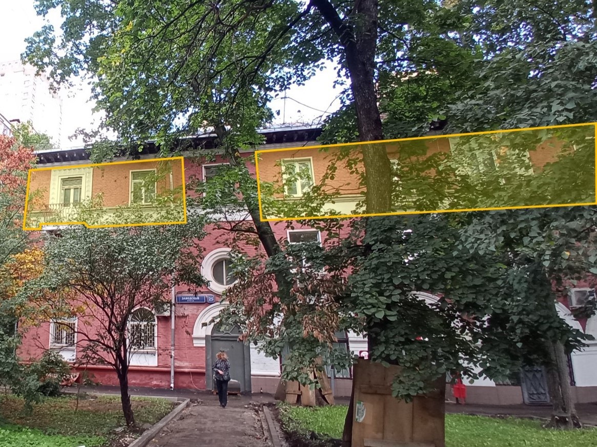 ГП16964264.Нежилое помещение.Фасад здания с выделенными окнами реализуемого объекта_2.jpg