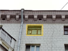 ГП16975054.Квартира.Фасад здания с выделенными окнами реализуемого объекта.jpg