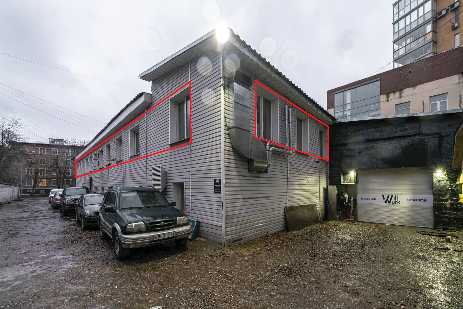 ГП16938031.Нежилое помещение.Фасад здания с выделенными окнами реализуемого объекта.jpg