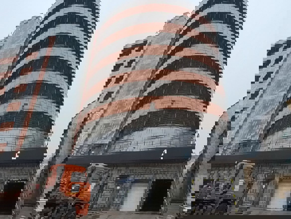 ГП16961211.Машино-место.Фасад здания с выделенными окнами реализуемого объекта.jpg