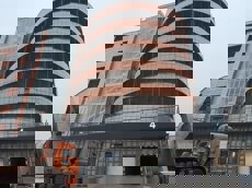 ГП16961211.Машино-место.Фасад здания с выделенными окнами реализуемого объекта.jpg