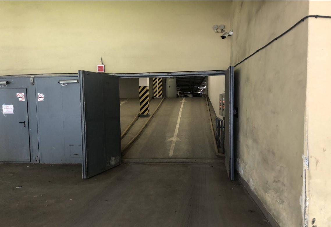 ГП16961541.Машино-место.Фасад здания с выделенными окнами реализуемого объекта.jpg