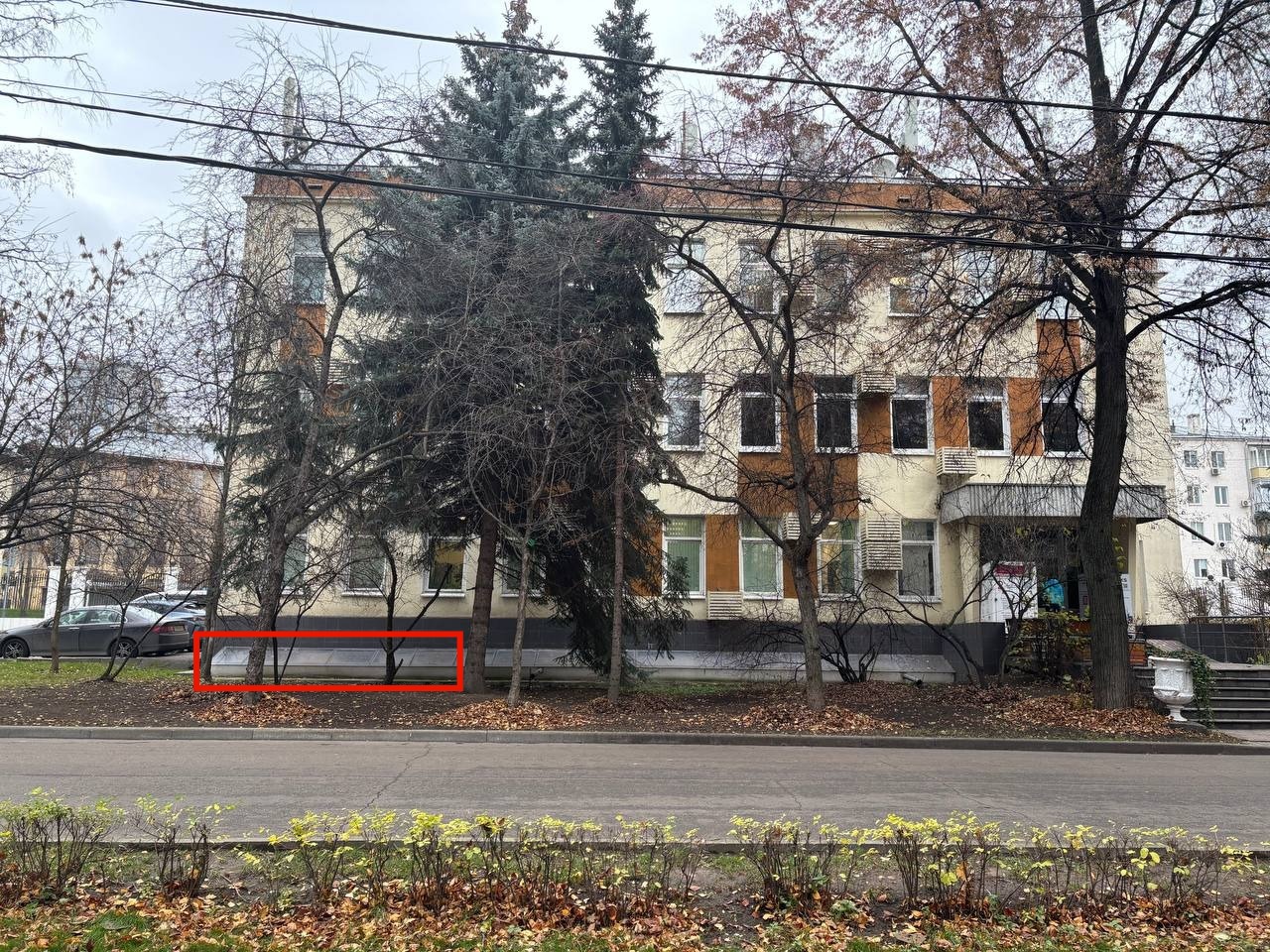 ГП16965142.Нежилое помещение.Фасад здания с выделенными окнами реализуемого объекта.jpeg