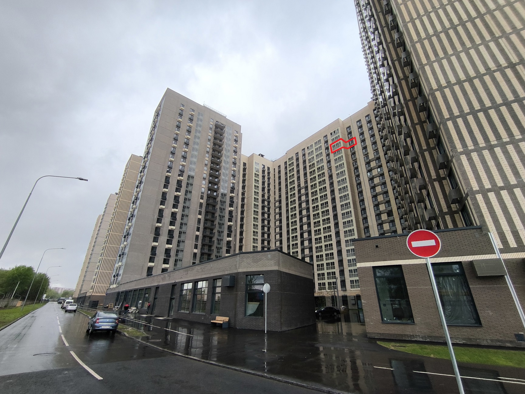 ГП16978109.Квартира.Фасад здания с выделенными окнами реализуемого объекта.jpg