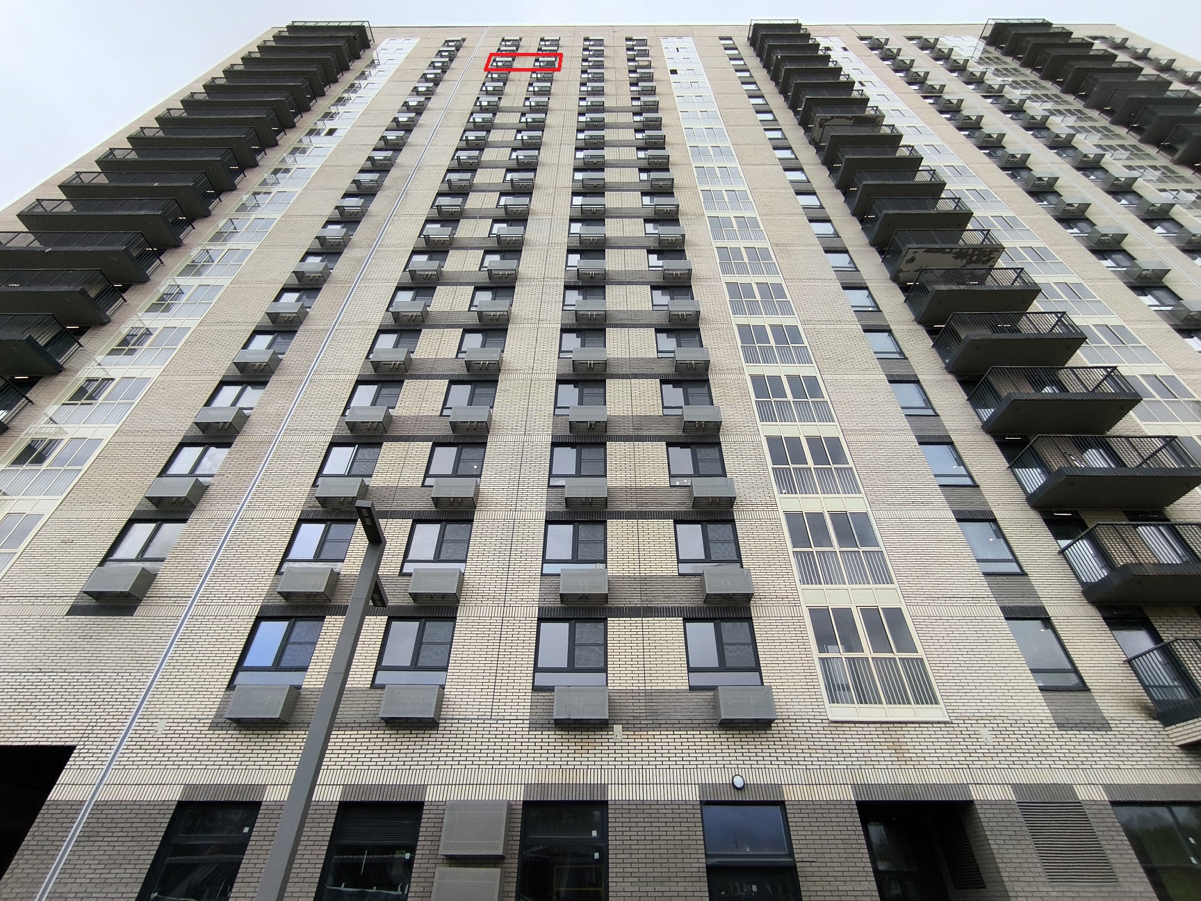 ГП16978109.Квартира.Фасад здания с выделенными окнами реализуемого объекта_2.jpg