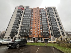 ГП16978121.Квартира.Фасад здания с выделенными окнами реализуемого объекта.jpg