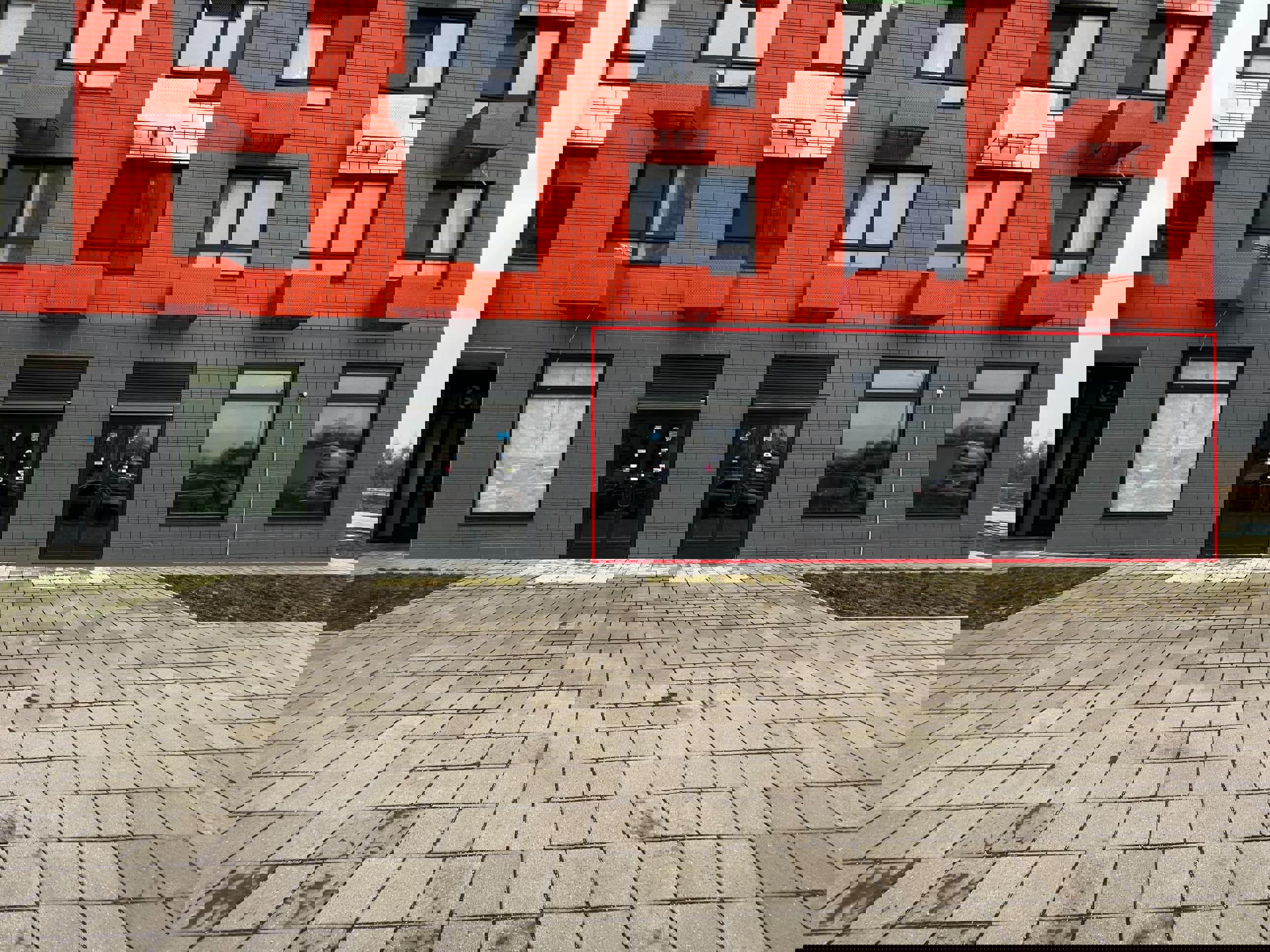 ГП16972560.Нежилое помещение.Фасад здания с выделенными окнами реализуемого объекта.jpg