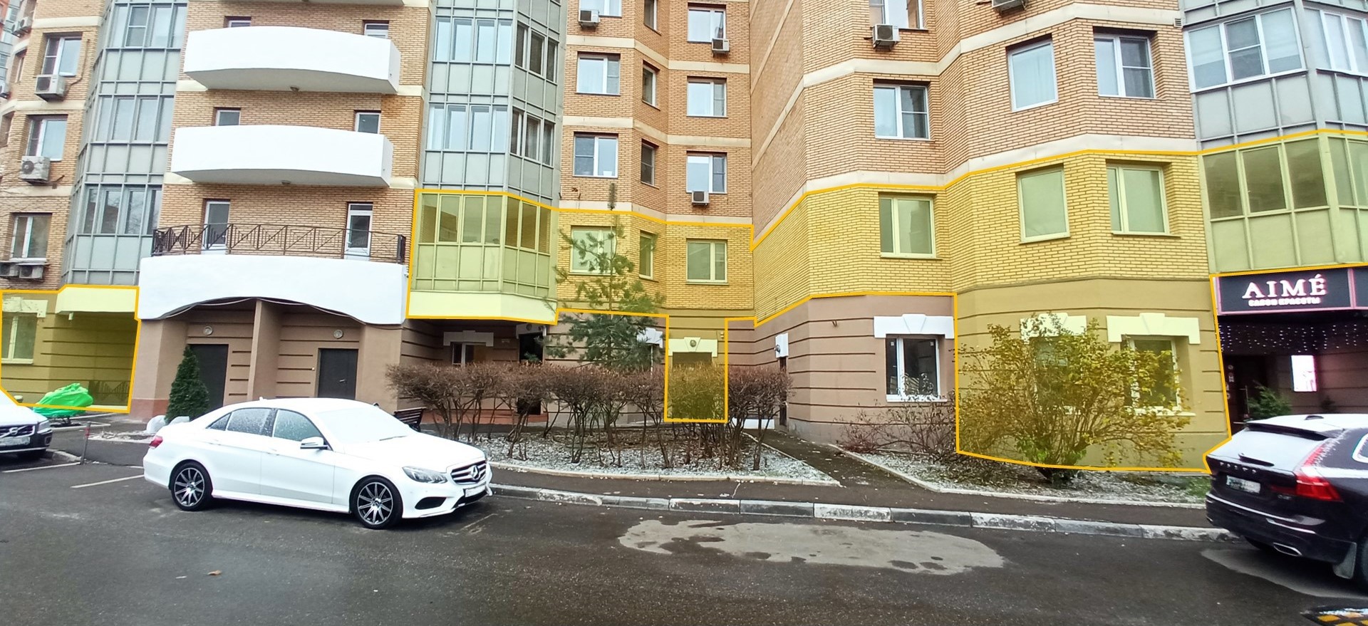 ГП16956360.Нежилое помещение.Фасад здания с выделенными окнами реализуемого объекта_2.jpg