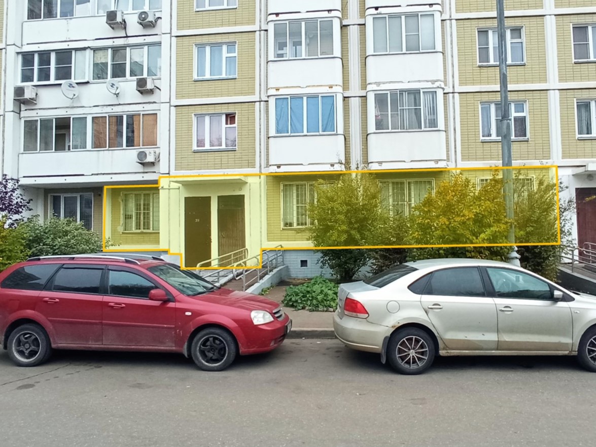 ГП16878491.Нежилое помещение.Фасад здания с выделенными окнами реализуемого объекта.jpg
