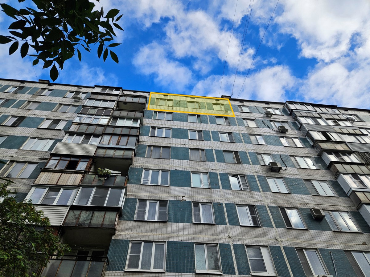 ГП16965415.Квартира.Фасад здания с выделенными окнами реализуемого объекта.jpg