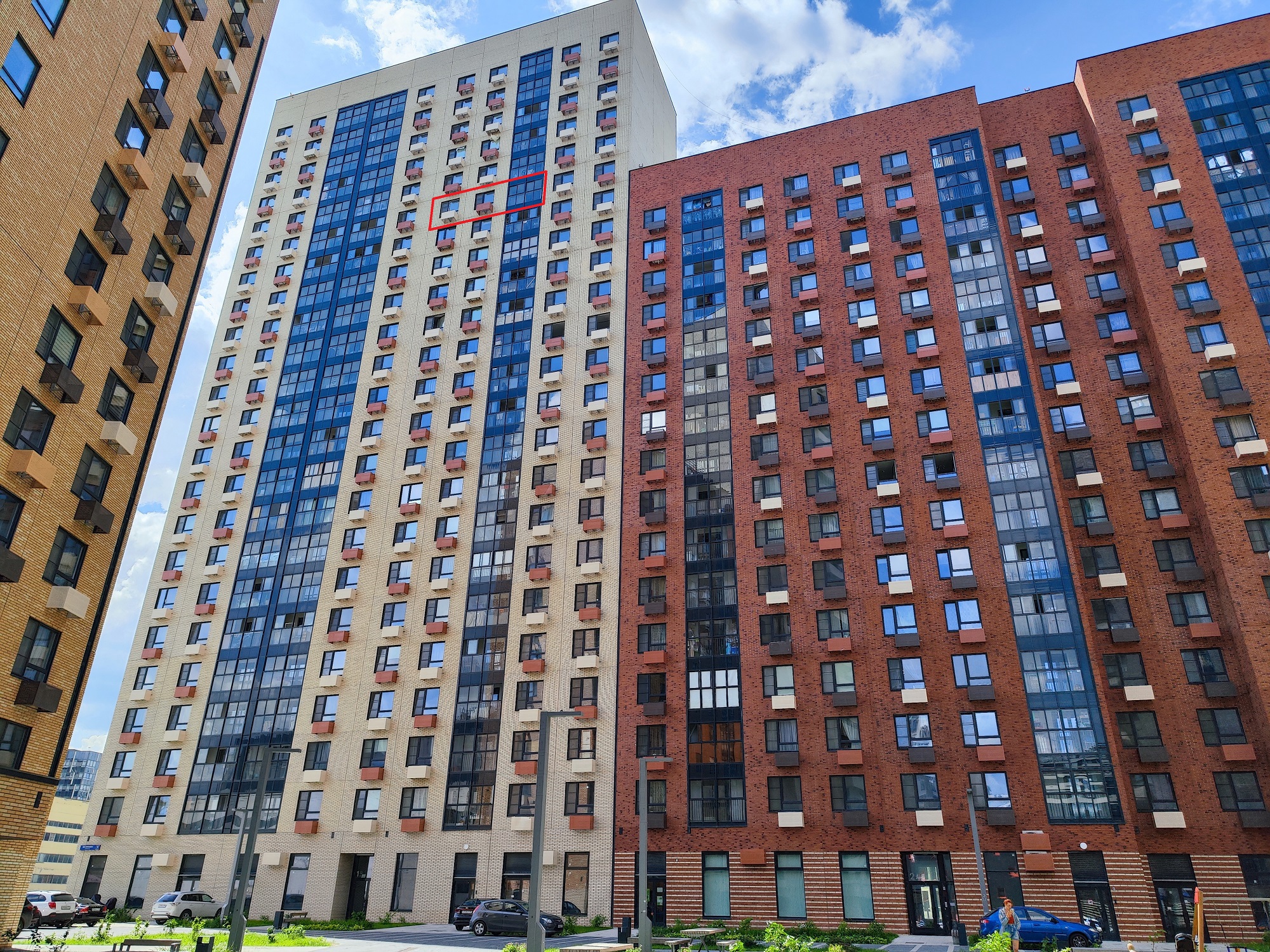 ГП16979582.Квартира.Фасад здания с выделенными окнами реализуемого объекта.jpg