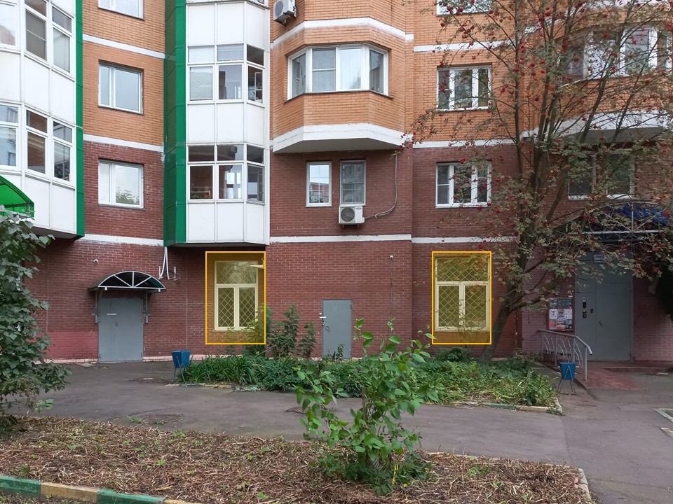 ГП16969831.Нежилое помещение.Фасад здания с выделенными окнами реализуемого объекта_2.jpg