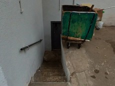 ГП16940480.Нежилое помещение.Фасад здания с выделенными окнами реализуемого объекта.jpg