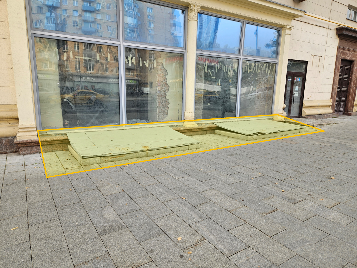 ГП16969832.Нежилое помещение.Фасад здания с выделенными окнами реализуемого объекта.png