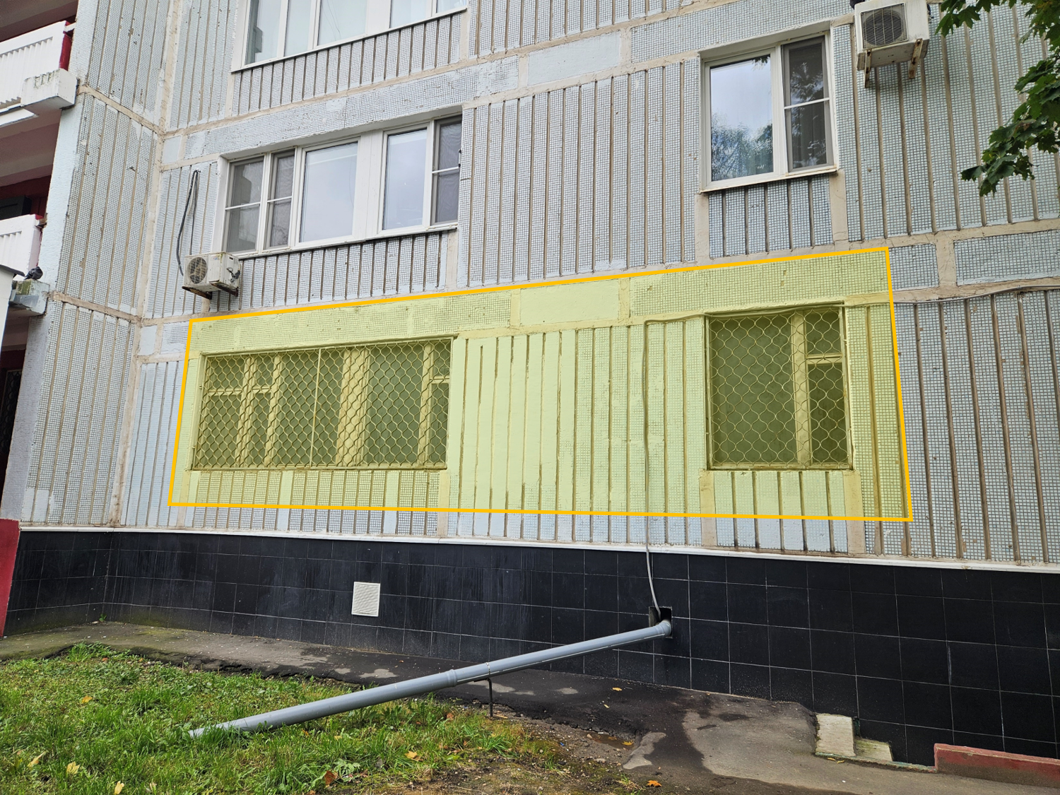 ГП16970041.Нежилое помещение.Фасад здания с выделенными окнами реализуемого объекта_4.png