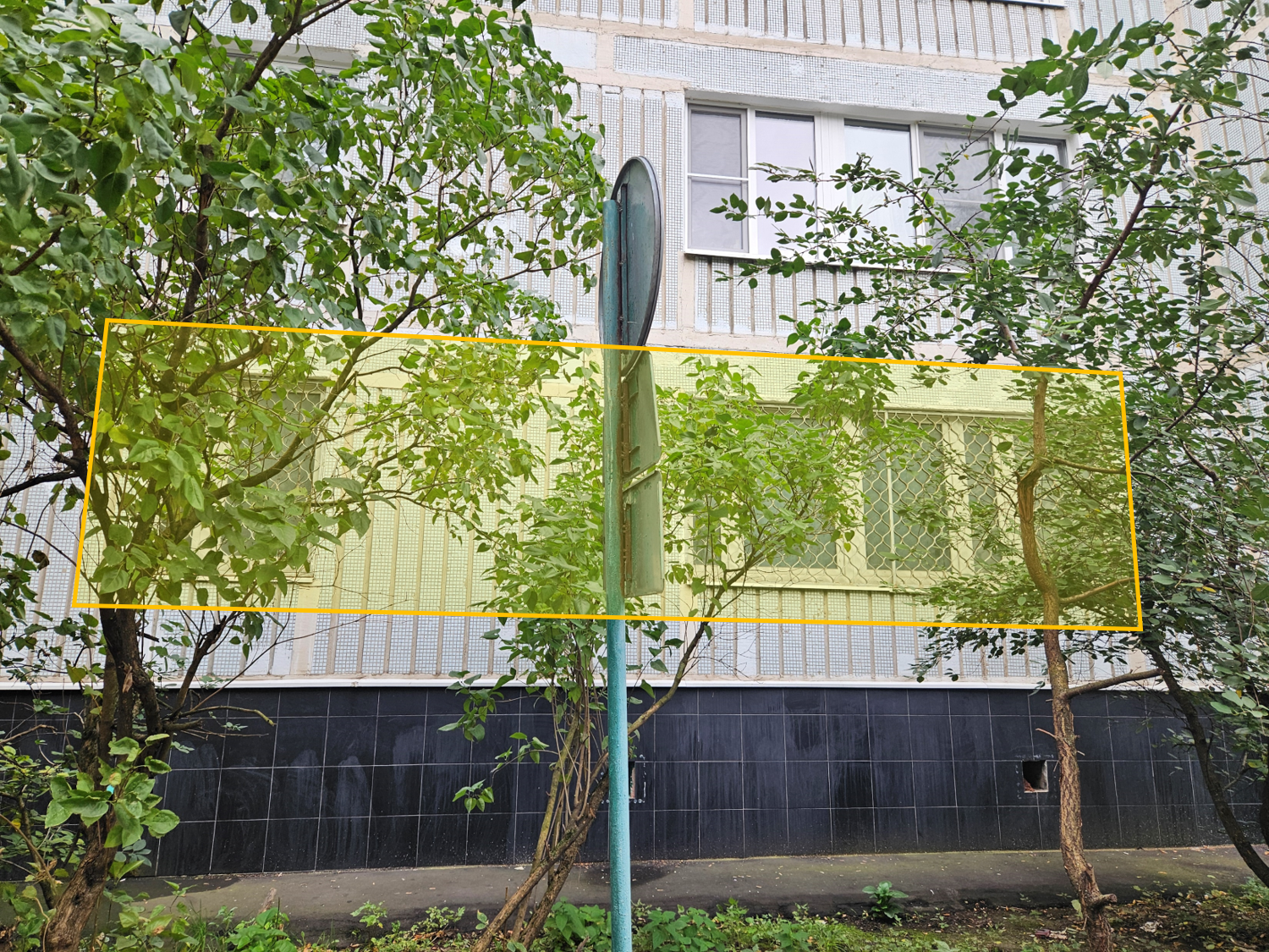 ГП16970041.Нежилое помещение.Фасад здания с выделенными окнами реализуемого объекта_3.png