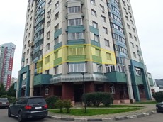 ГП16968344.Квартира.Фасад здания с выделенными окнами реализуемого объекта.jpg