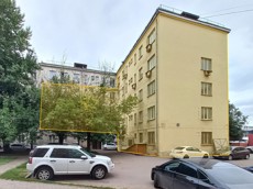 ГП16966635.Нежилое помещение.Фасад здания с выделенными окнами реализуемого объекта.jpg