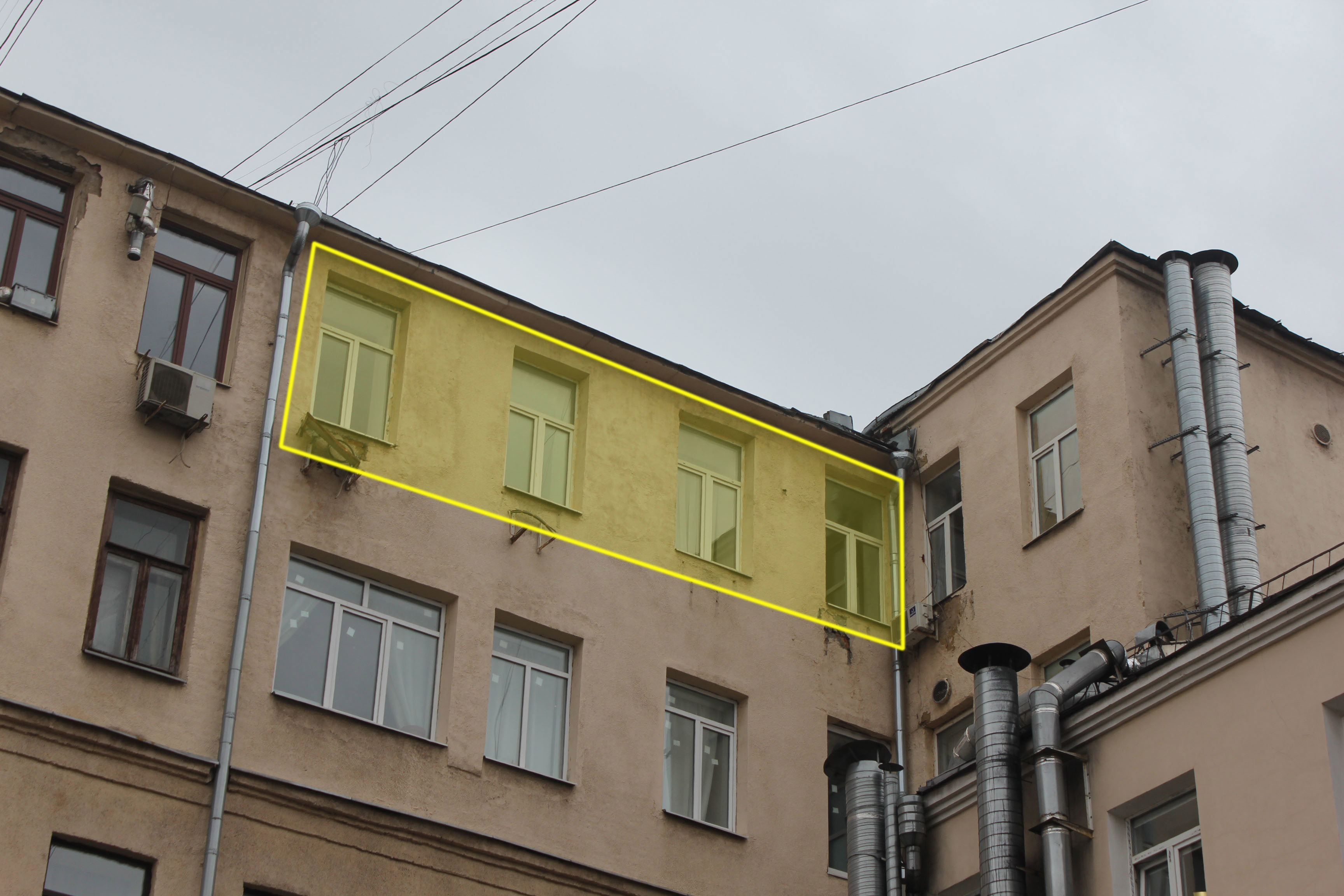 ГП16980039.Нежилое помещение.Фасад здания с выделенными окнами реализуемого объекта_2.jpg