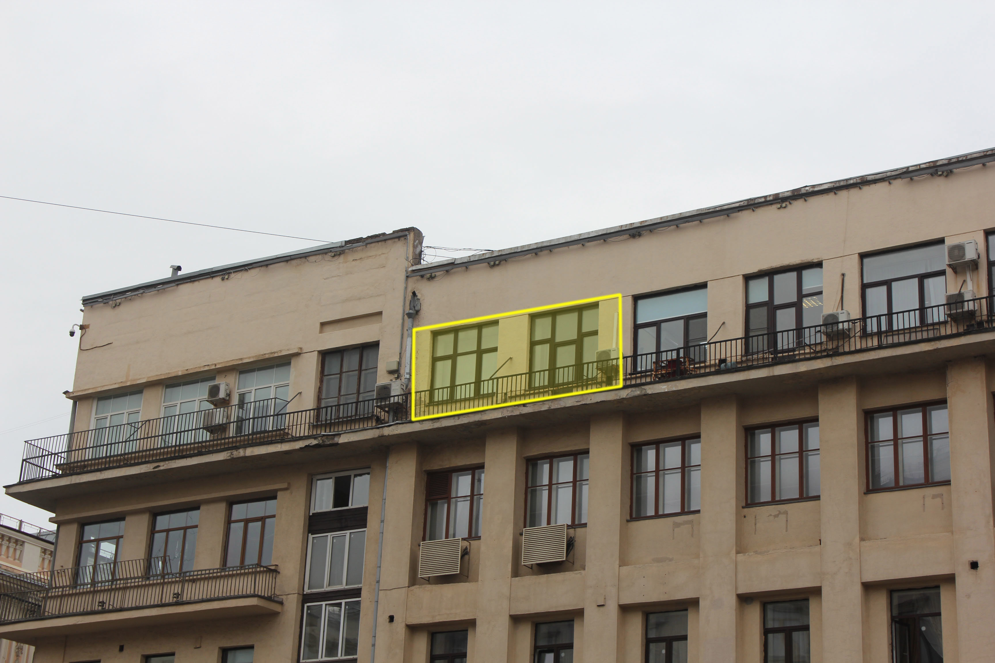 ГП16980039.Нежилое помещение.Фасад здания с выделенными окнами реализуемого объекта.jpg