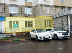 ГП16972715.Нежилое помещение.Фасад здания с выделенными окнами реализуемого объекта_2.jpg