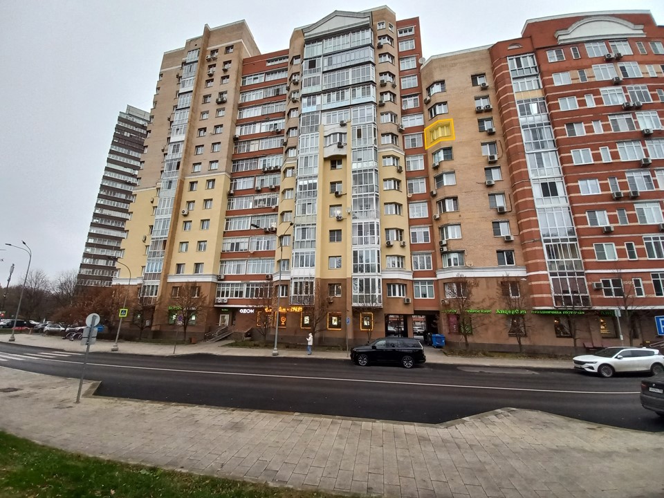 ГП16975601.Квартира.Фасад здания с выделенными окнами реализуемого объекта_2.jpg