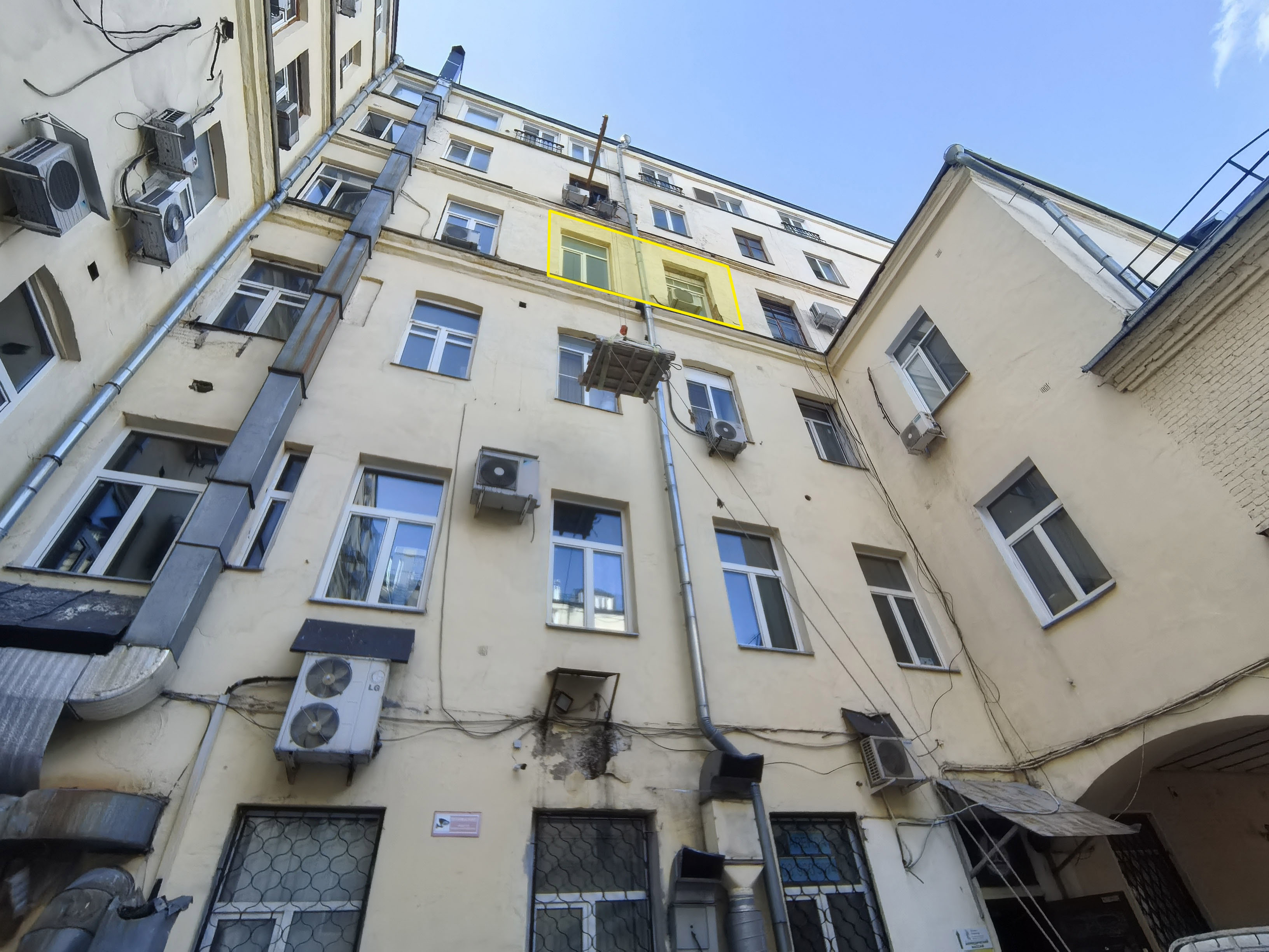 ГП16989809.Нежилое помещение.Фасад здания с выделенными окнами реализуемого объекта.jpg