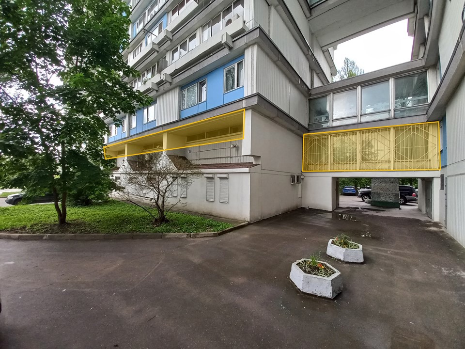 ГП16950984.Нежилое помещение.Фасад здания с выделенными окнами реализуемого объекта_2.jpg