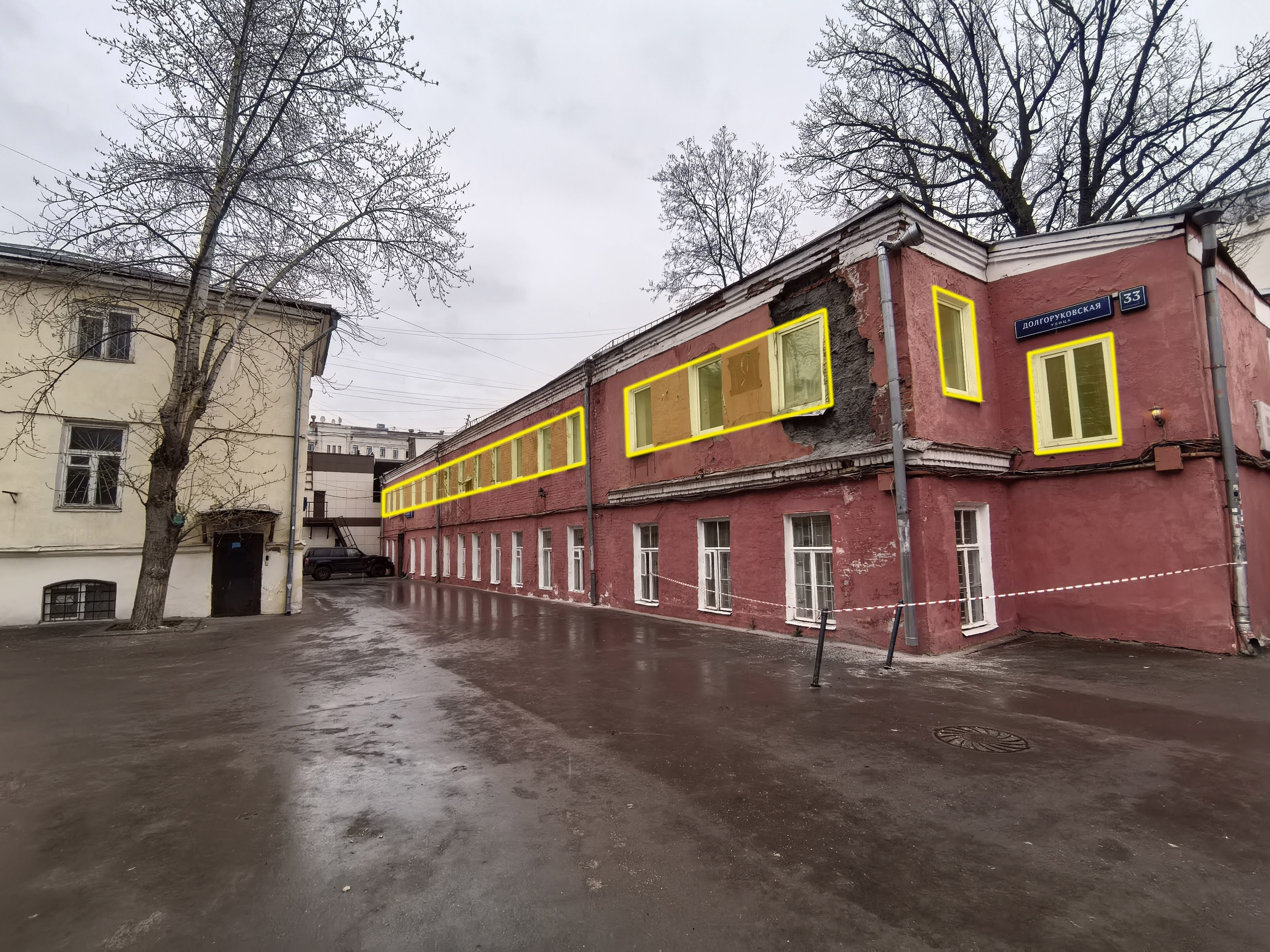 ГП16990447.Нежилое помещение.Фасад здания с выделенными окнами реализуемого объекта.jpg