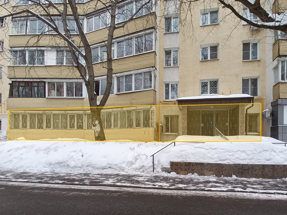 ГП16987451.Нежилое помещение.Фасад здания с выделенными окнами реализуемого объекта.jpg