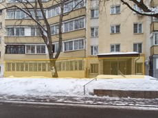 ГП16987451.Нежилое помещение.Фасад здания с выделенными окнами реализуемого объекта.jpg