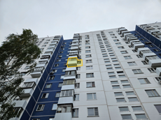ГП16969250.Квартира.Фасад здания с выделенными окнами реализуемого объекта.png