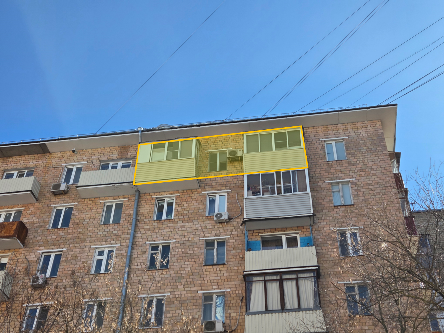 ГП16995438.Квартира.Фасад здания с выделенными окнами реализуемого объекта.png