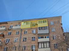 ГП16995438.Квартира.Фасад здания с выделенными окнами реализуемого объекта.png