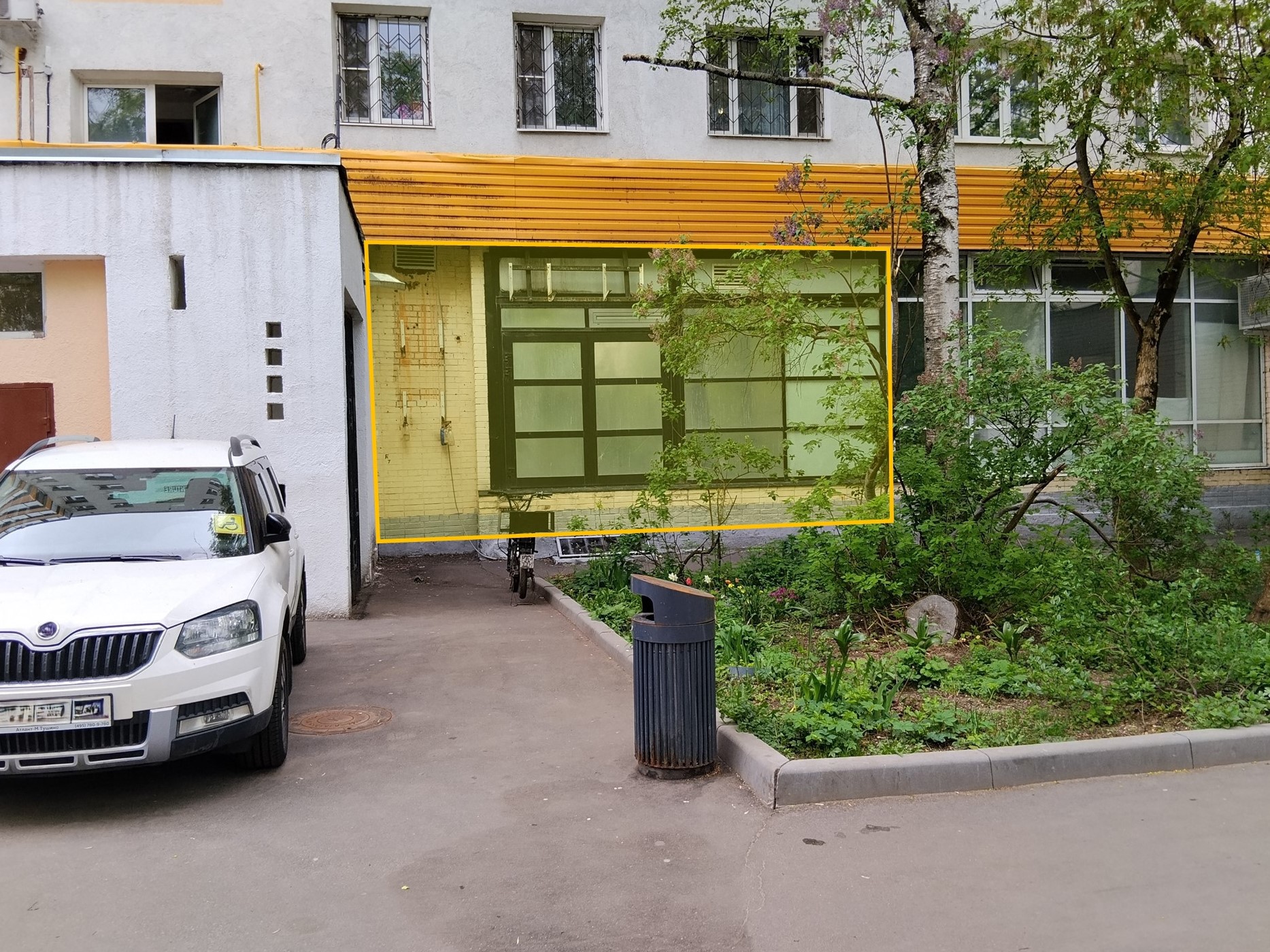 ГП16990339.Нежилое помещение.Фасад здания с выделенными окнами реализуемого объекта_2.jpg