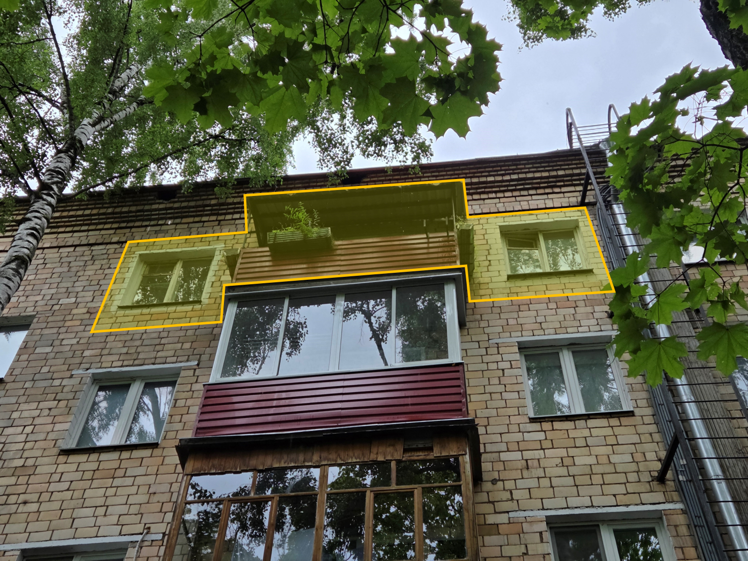 ГП17000940.Квартира.Фасад здания с выделенными окнами реализуемого объекта.png