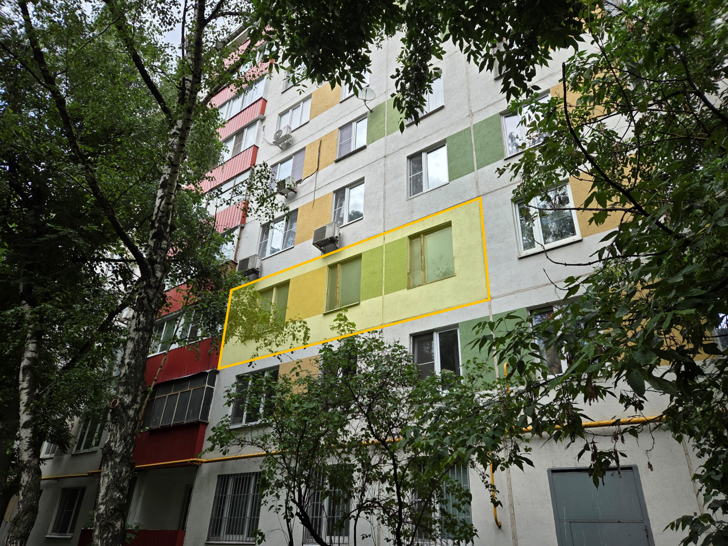 ГП17001391.Квартира.Фасад здания с выделенными окнами реализуемого объекта.png