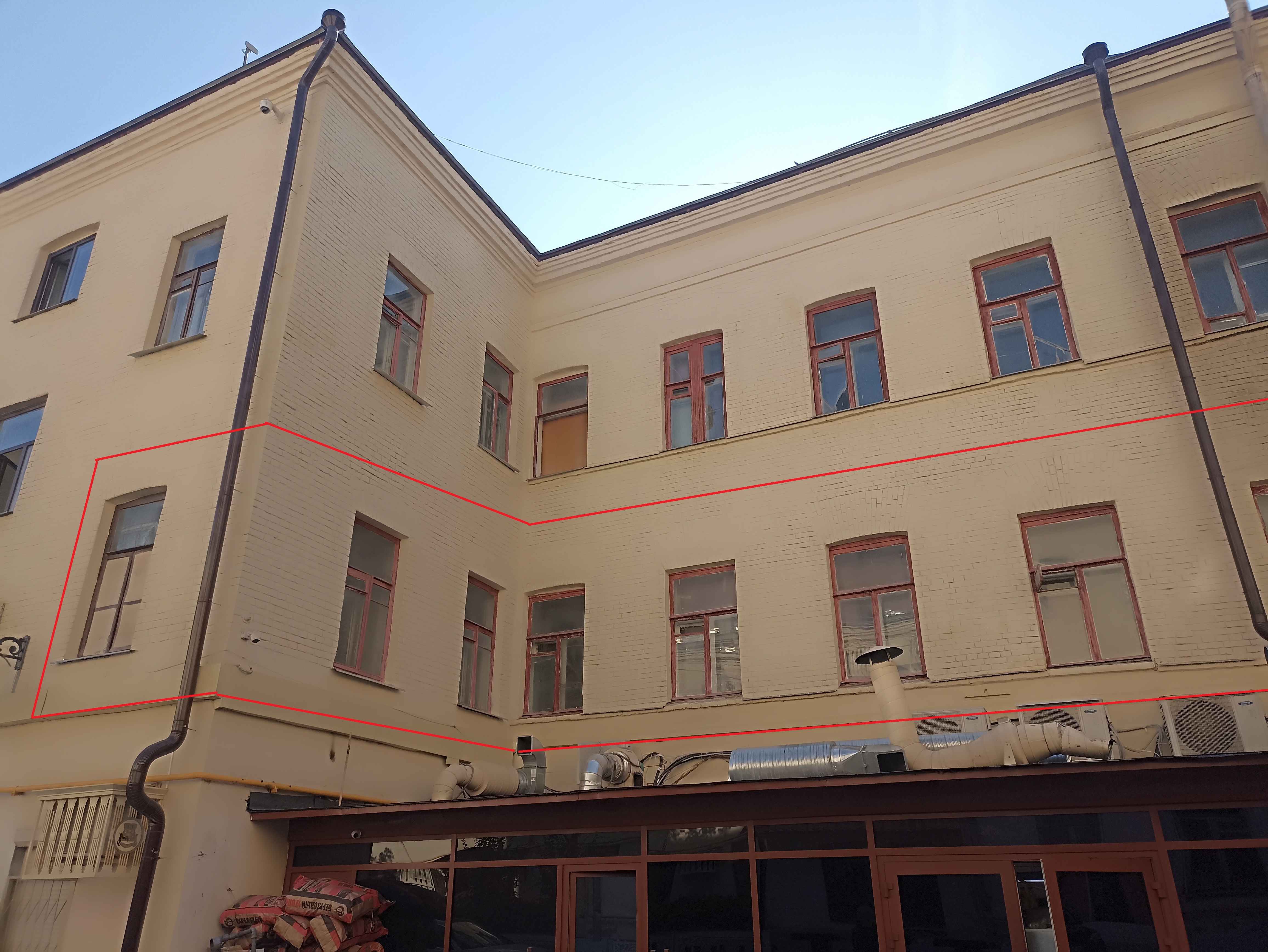 ГП16954480.Квартира.Фасад здания с выделенными окнами реализуемого объекта.jpg