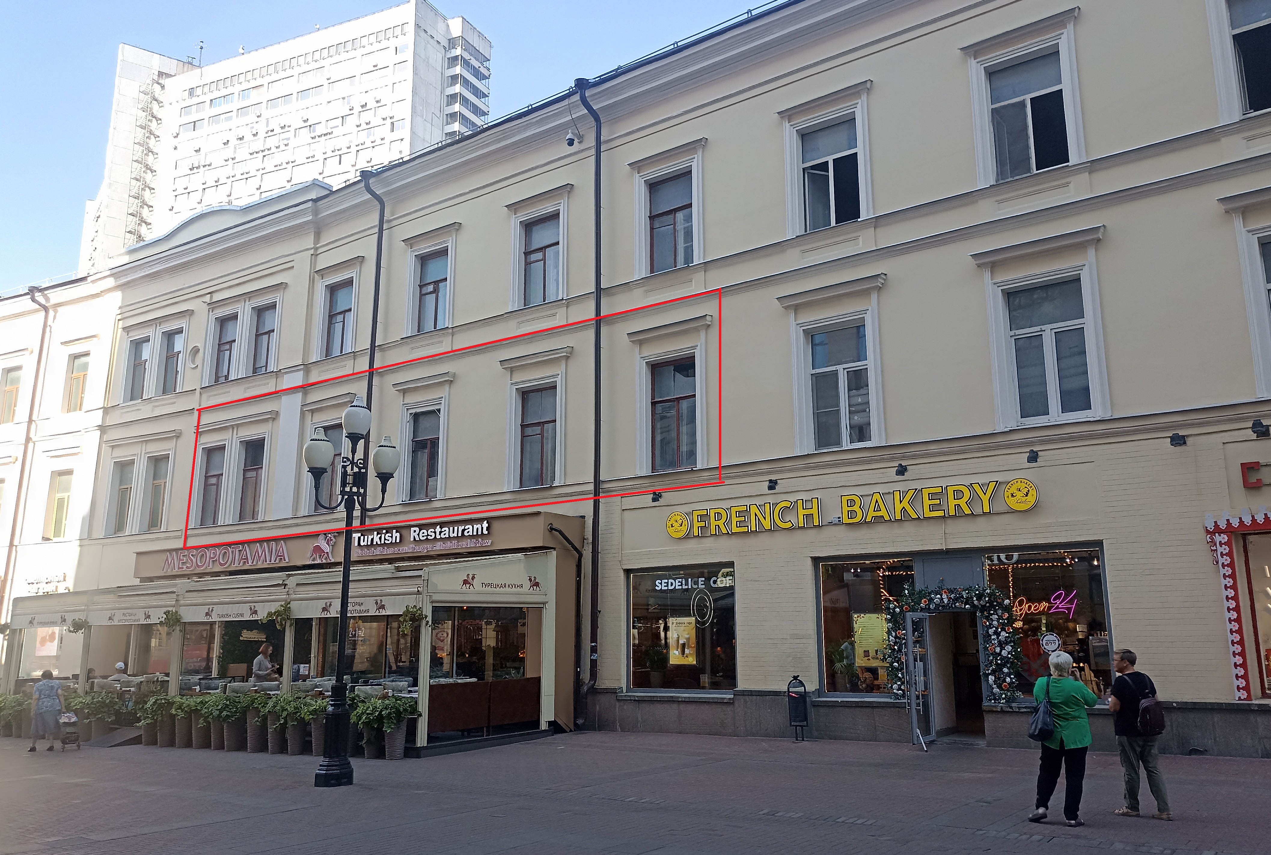 ГП16954480.Квартира.Фасад здания с выделенными окнами реализуемого объекта_2.jpg